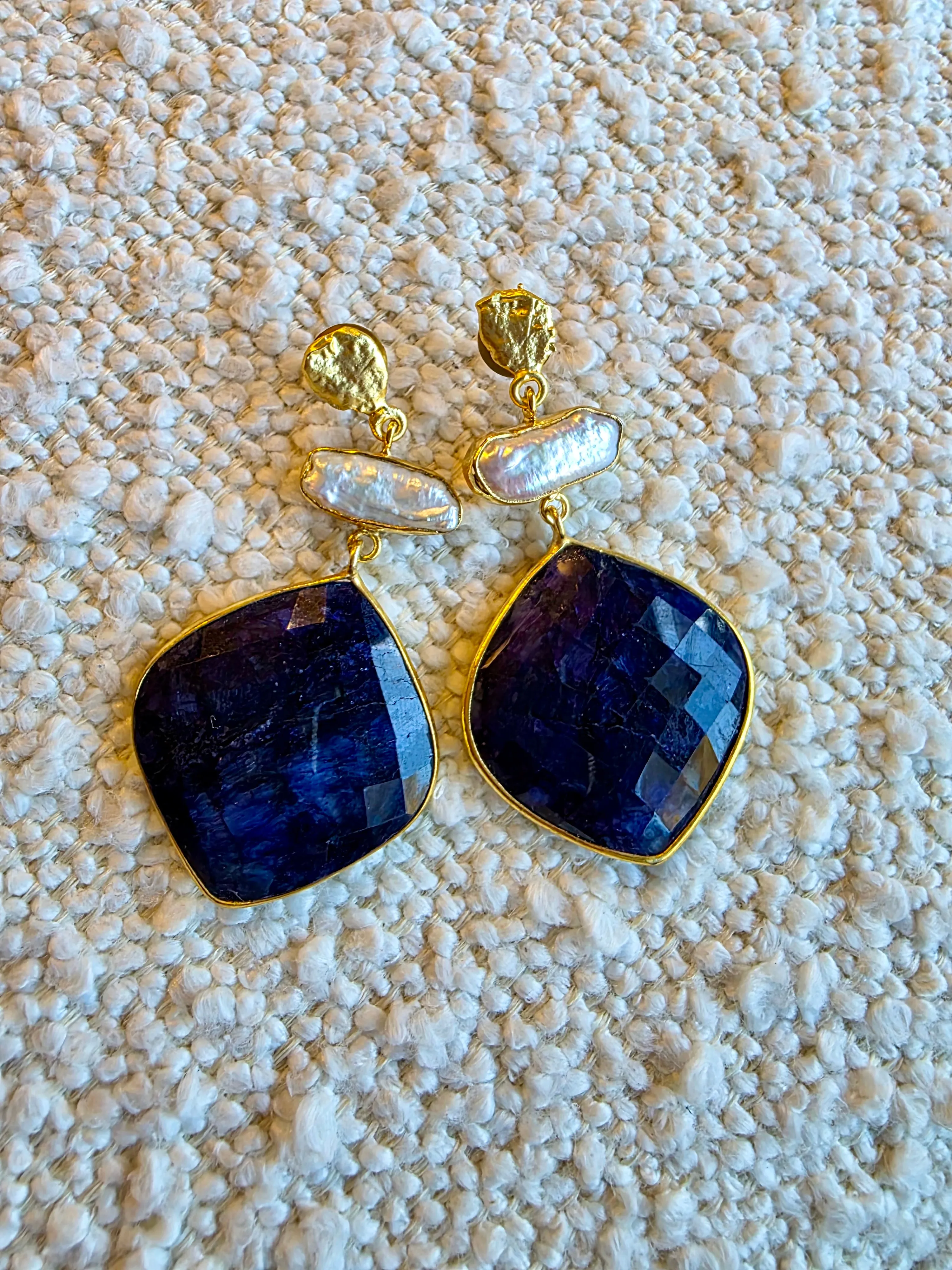 Gemajesty Fresh Water Pearl and Blue Corundum Stone Drop Gold Earring