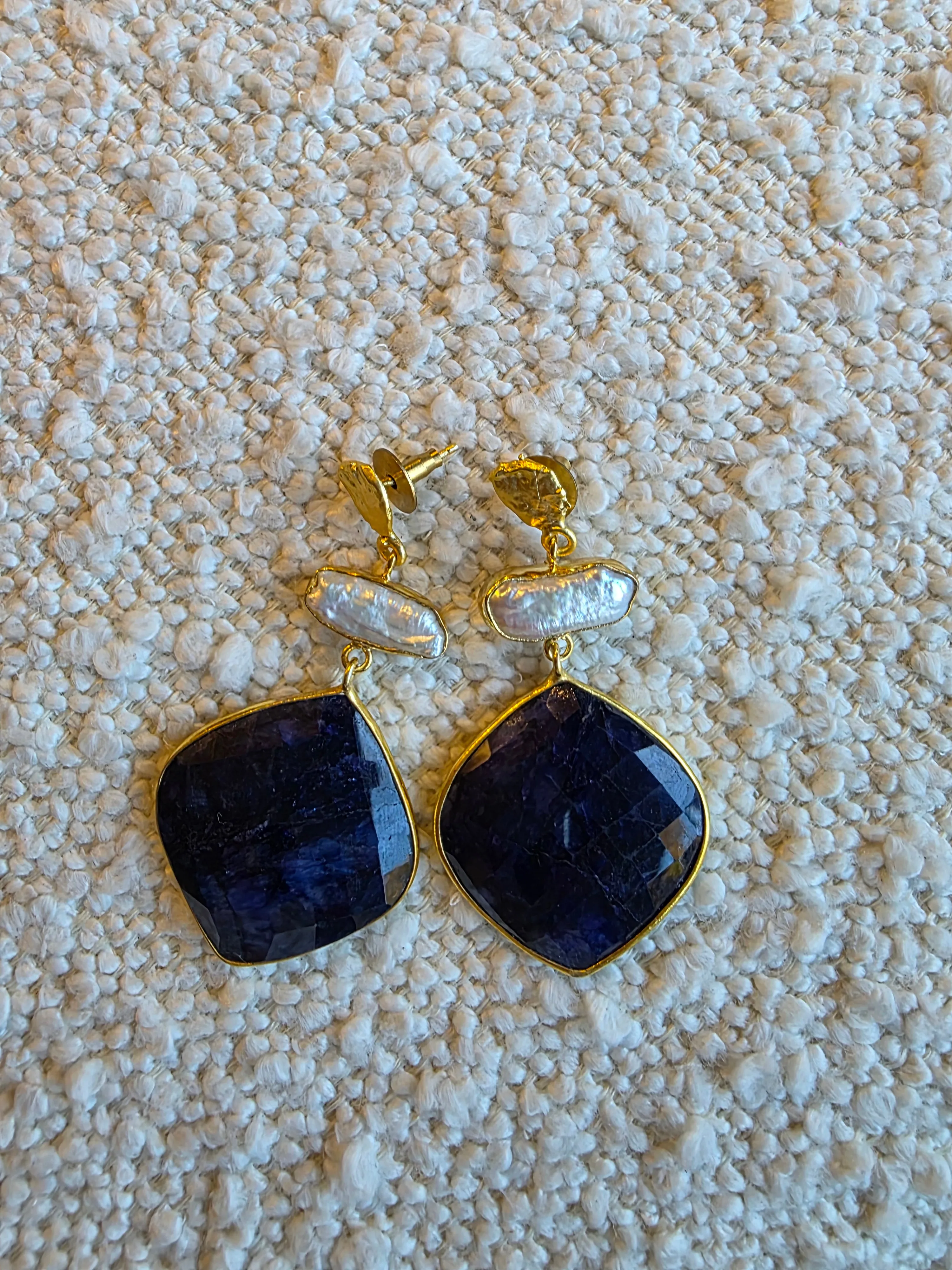 Gemajesty Fresh Water Pearl and Blue Corundum Stone Drop Gold Earring