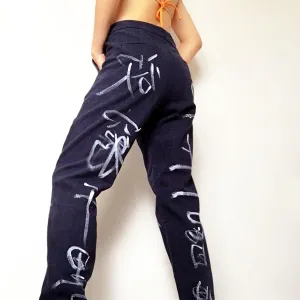 WHITE CHARACTERS NAVY TROUSERS